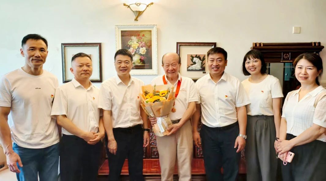 省6008集团官方网站集团党委走访慰问老党员 颁发“光荣在党50周年”纪念章并送上节日问候