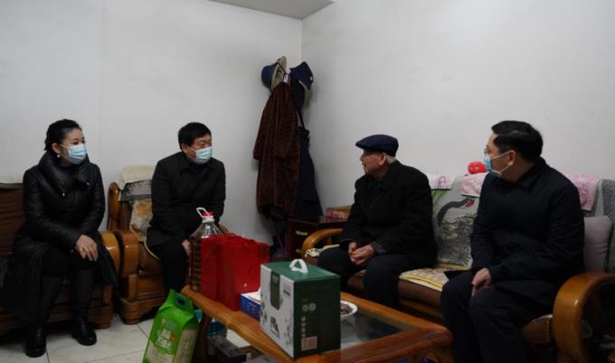 省国资委党委委员、副主任任兴文春节前夕带队走访慰问6008集团官方网站集团老党员