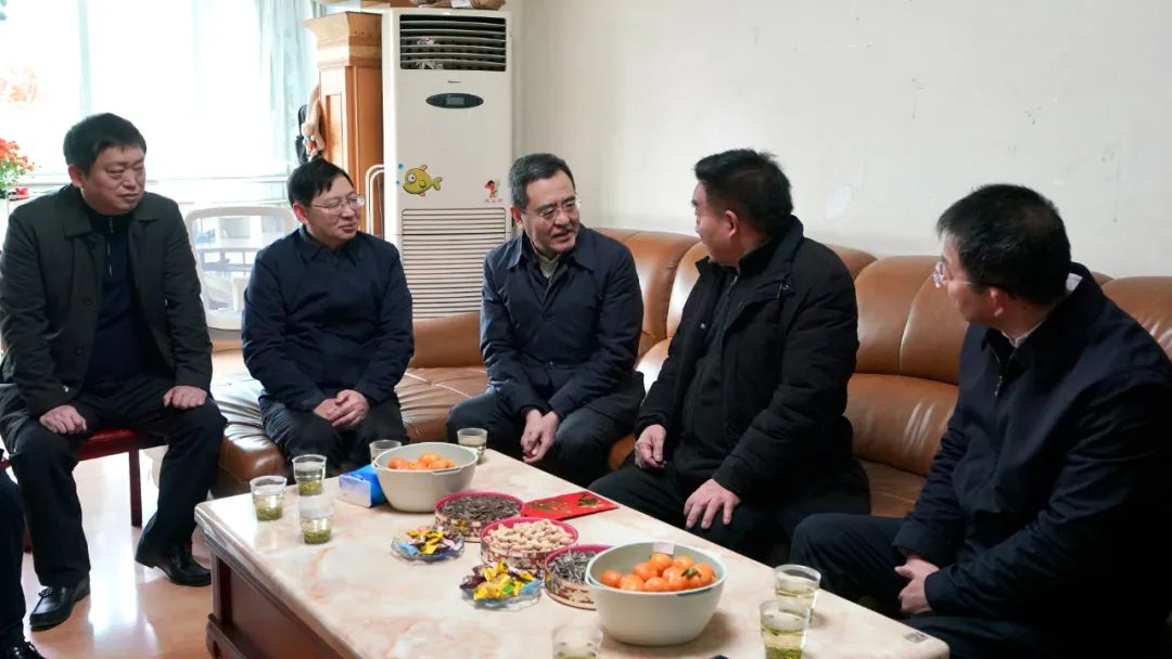 省国资委党委书记、主任冯文生等向导走访慰问省6008集团官方网站集团老党员、老干部