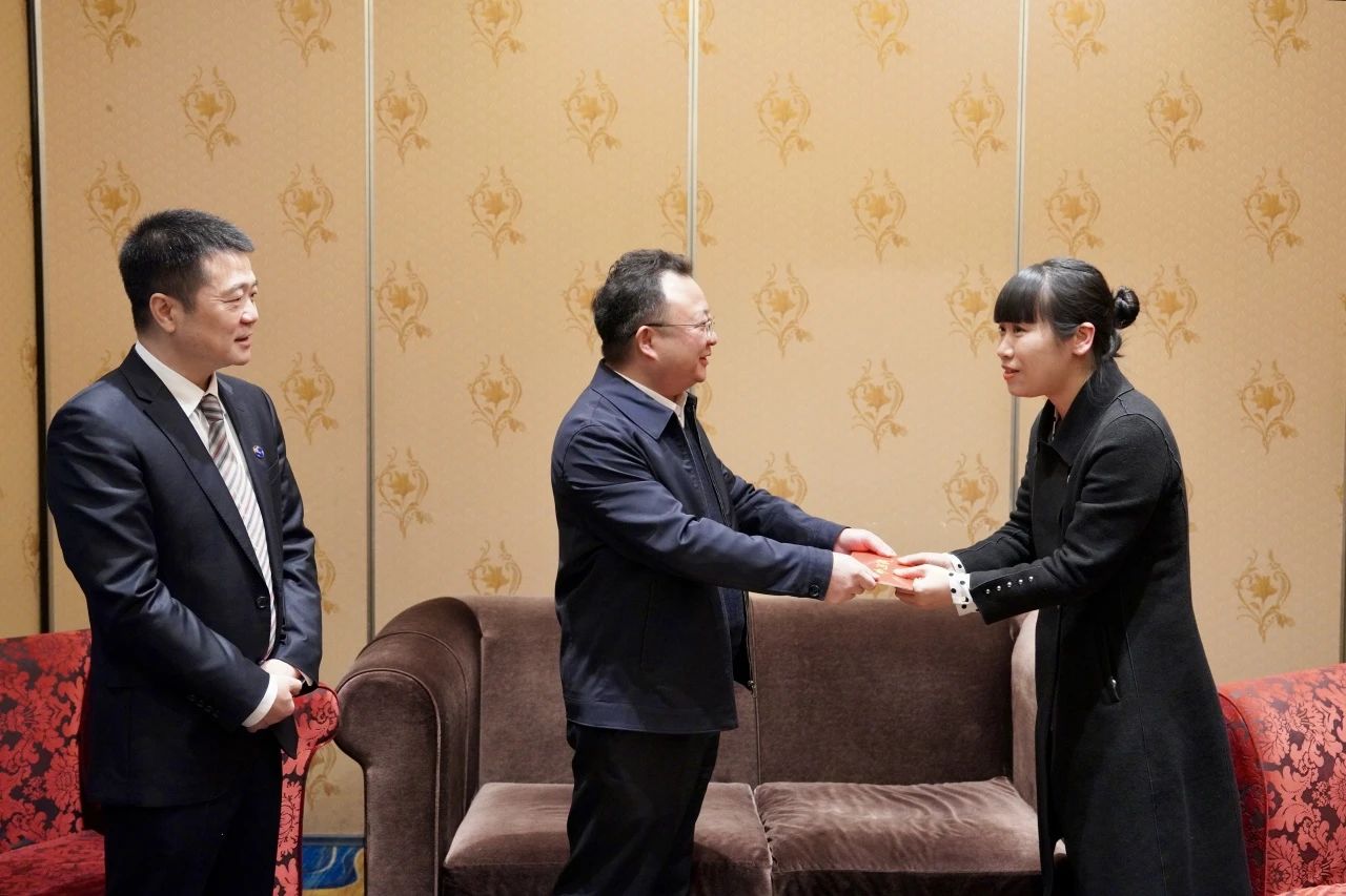 省国资委党委委员、副主任何政一行走访慰问省6008集团官方网站集团生涯难题党员